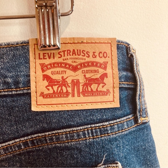 LEVI’S Sz 31 Wedgie Straight Mid-Wash Torn Knee  Button Fly Raw Hem Jeans - Picture 9 of 9